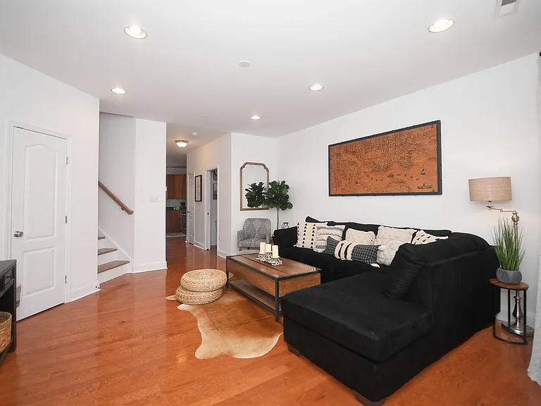 1624 Light St — Photo 2