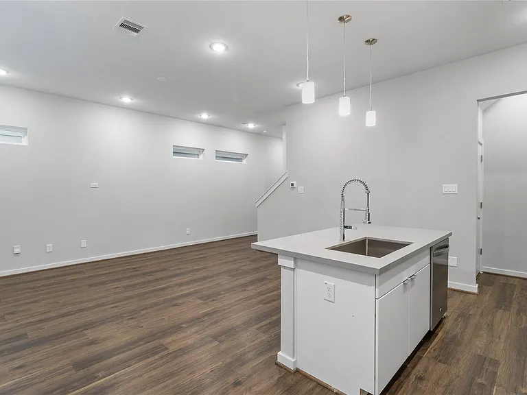 608 Thornton Oaks Ln — Photo 6