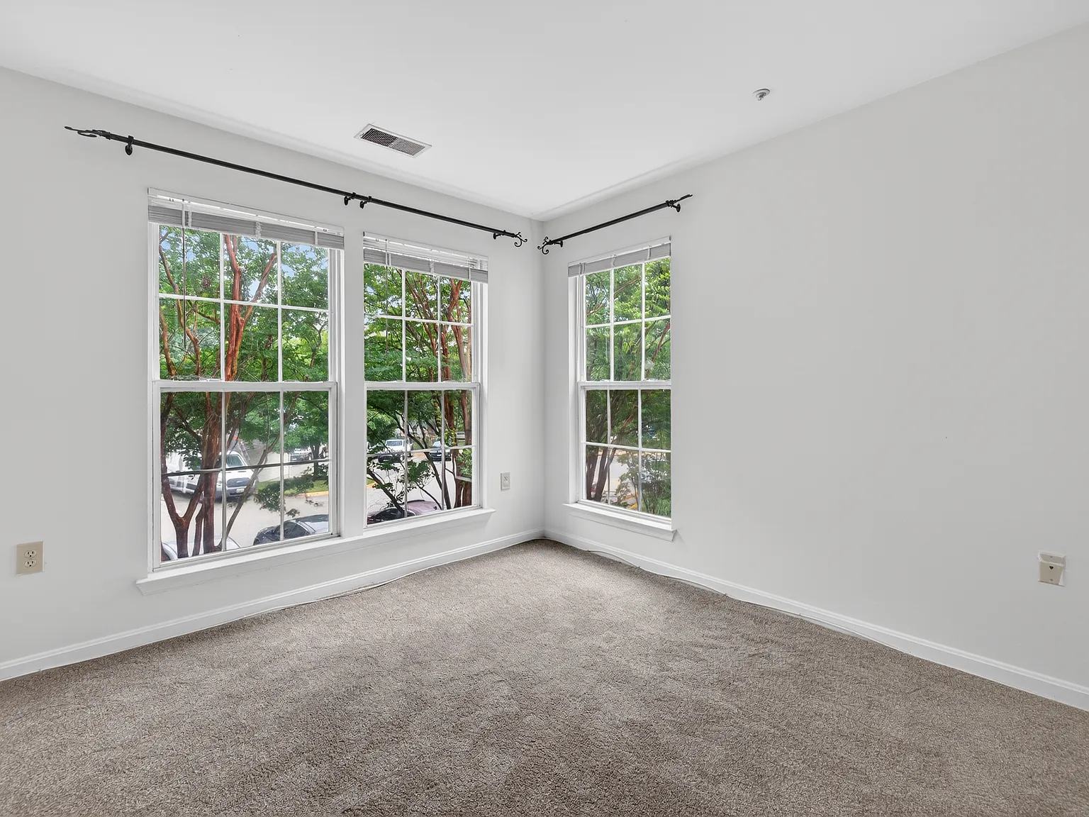 Lovely 2-Bedroom Condo in Laurel! — Photo 2