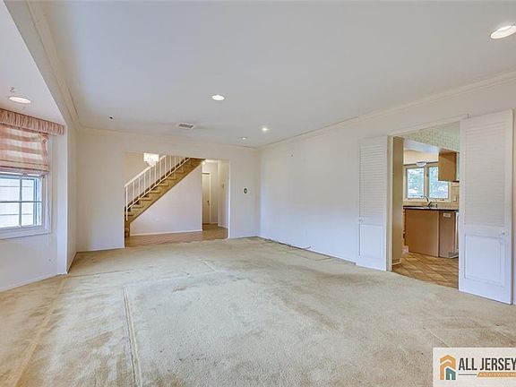 3rd image of 12 Lakeridge Dr