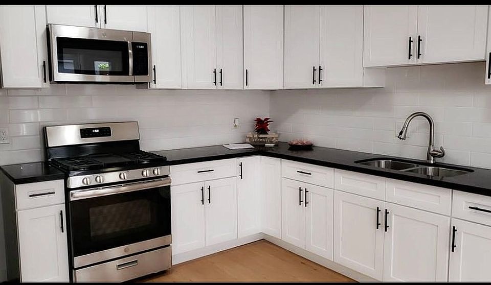 1st image of 700 W 20th St