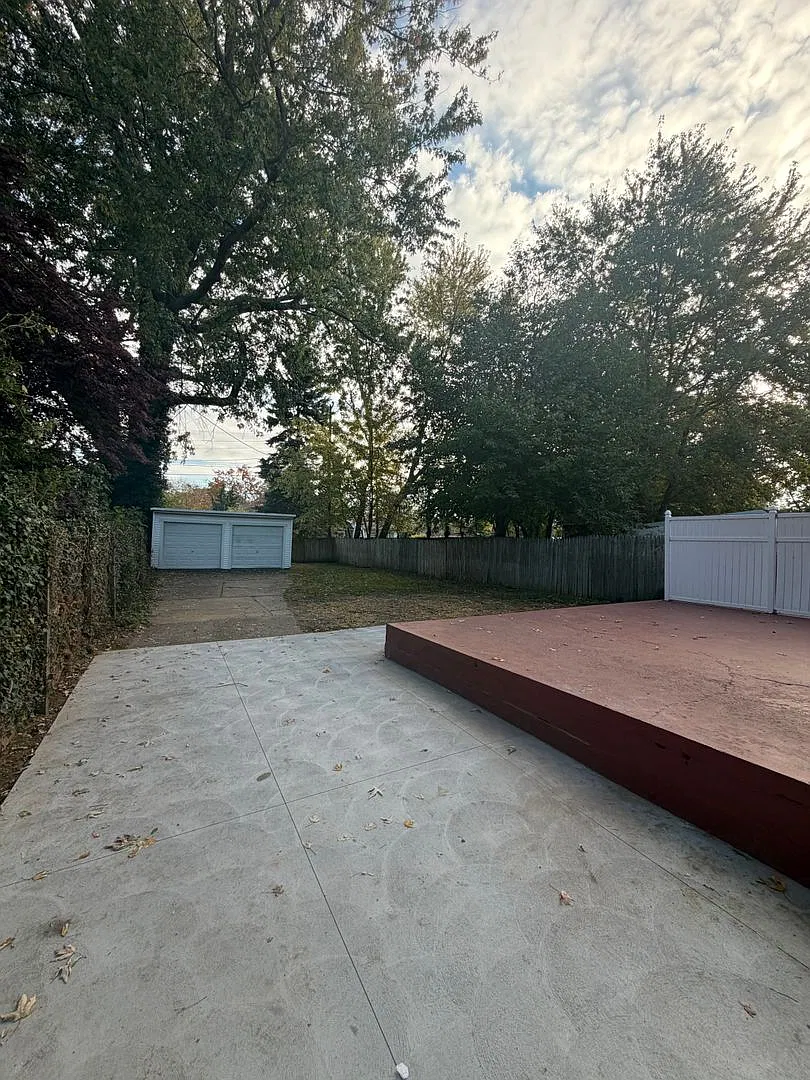 Large Remodeled Tri Level Home — Photo 2