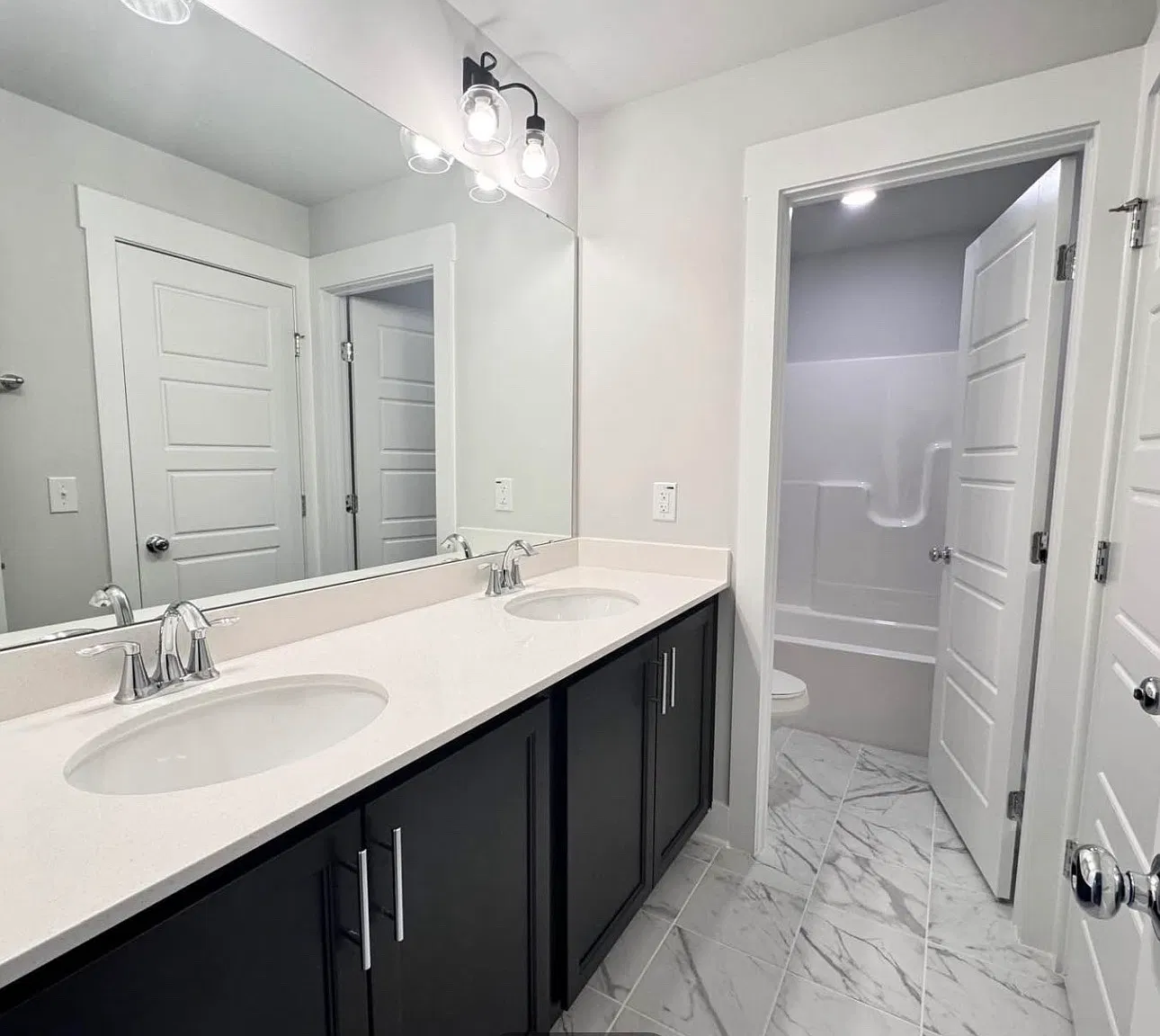 3 bed, 2.5 bath, 1840 sqft, $2,400 — Photo 3
