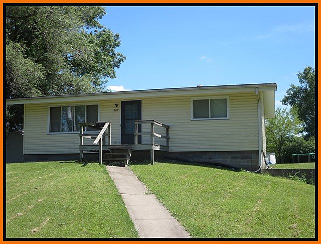 1st image of 209 W Stacy St