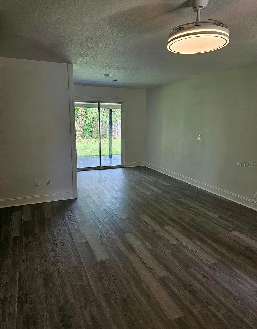 3 bed, 950 sqft, $2,100 — Photo 3