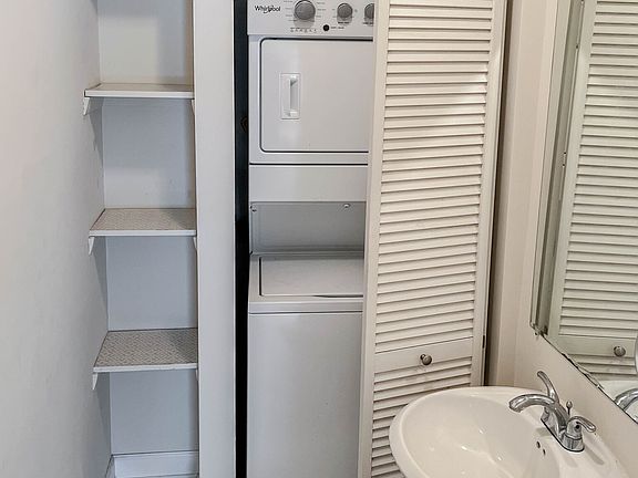4th image of 3929 N Pine Grove Ave #3