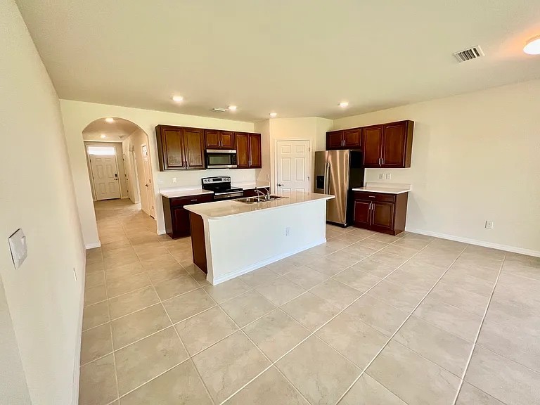 2518 NE 6th Pl — Photo 9