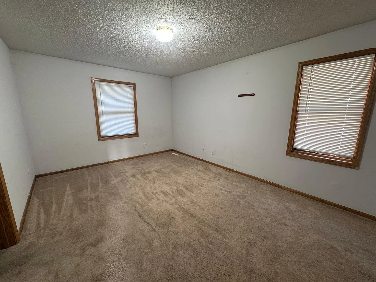 6 bed, 2376 sqft, $3,300 — Photo 4