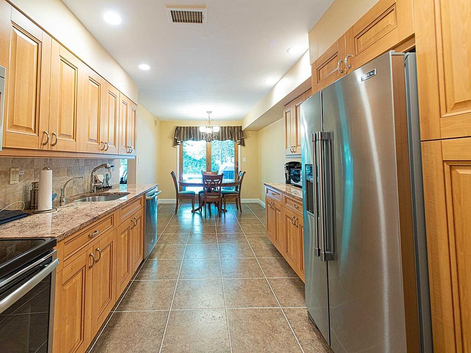 1st image of 17 Meadowood Dr #17