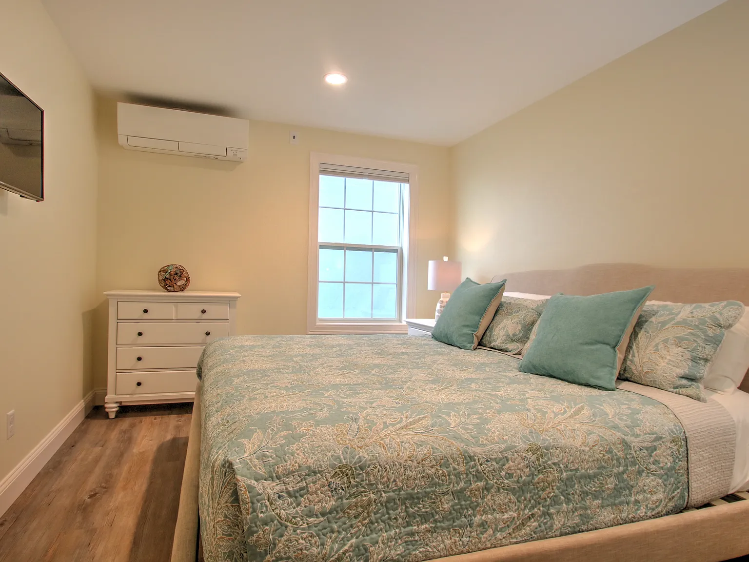 2 bed, 740 sqft, $1,950 — Photo 2