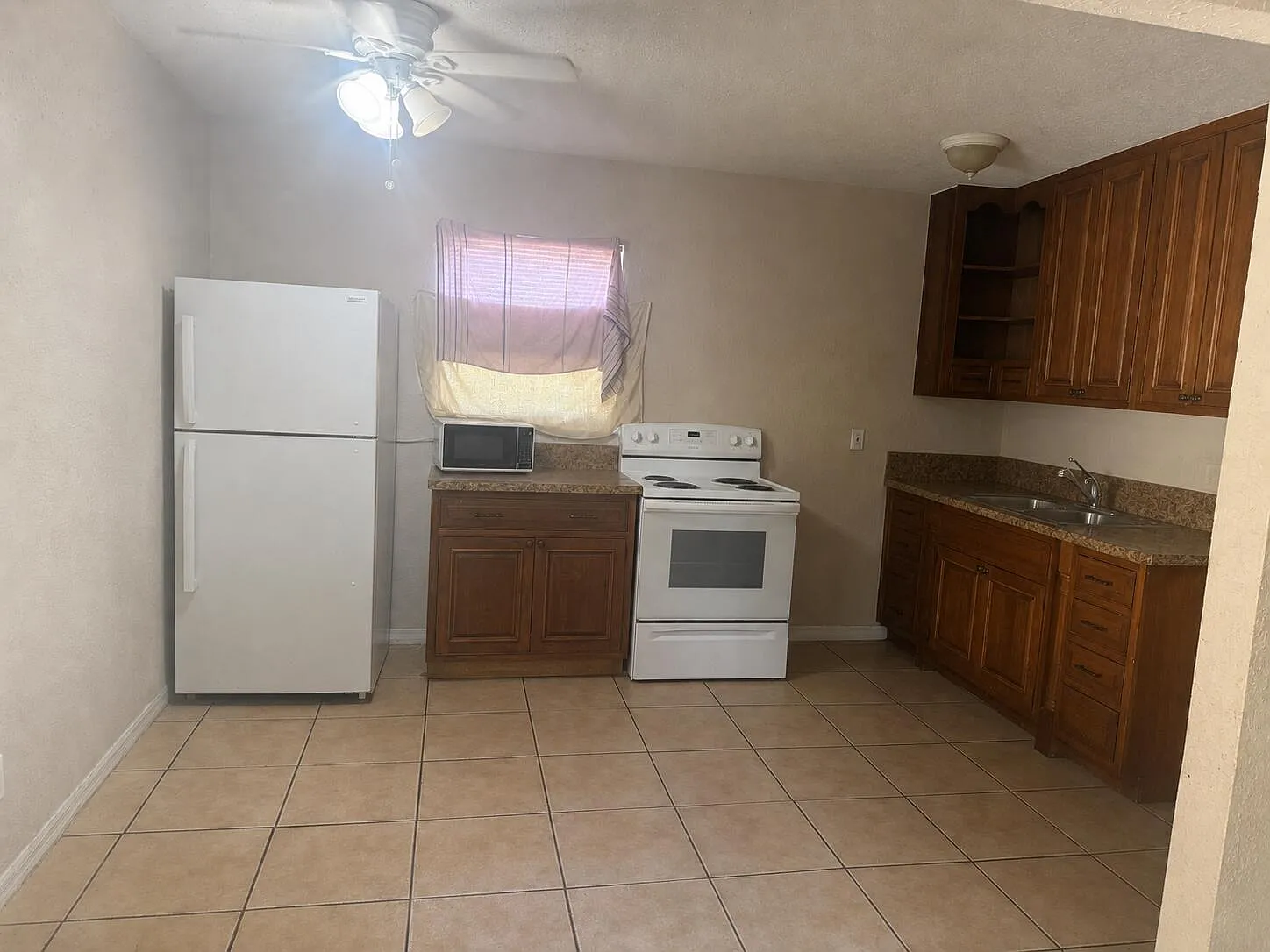 2 bed, 1.0 bath, 1368 sqft, $1,900 — Photo 2