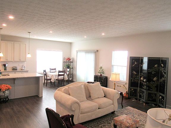 5th image of 135 Chapel Dr W
