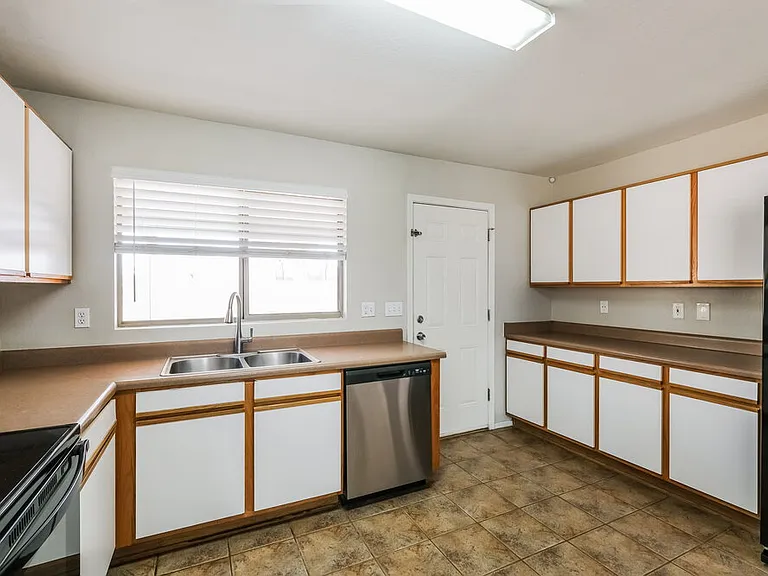 15843 W Woodlands Ave — Photo 8