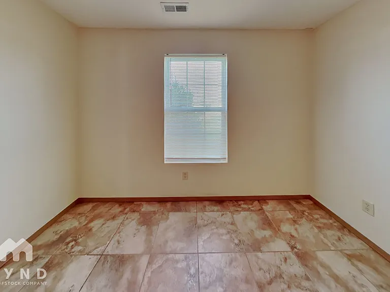 1120 S Clifton Ave — Photo 15