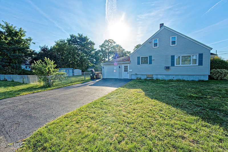 2nd image of 2092 Chepstow Road