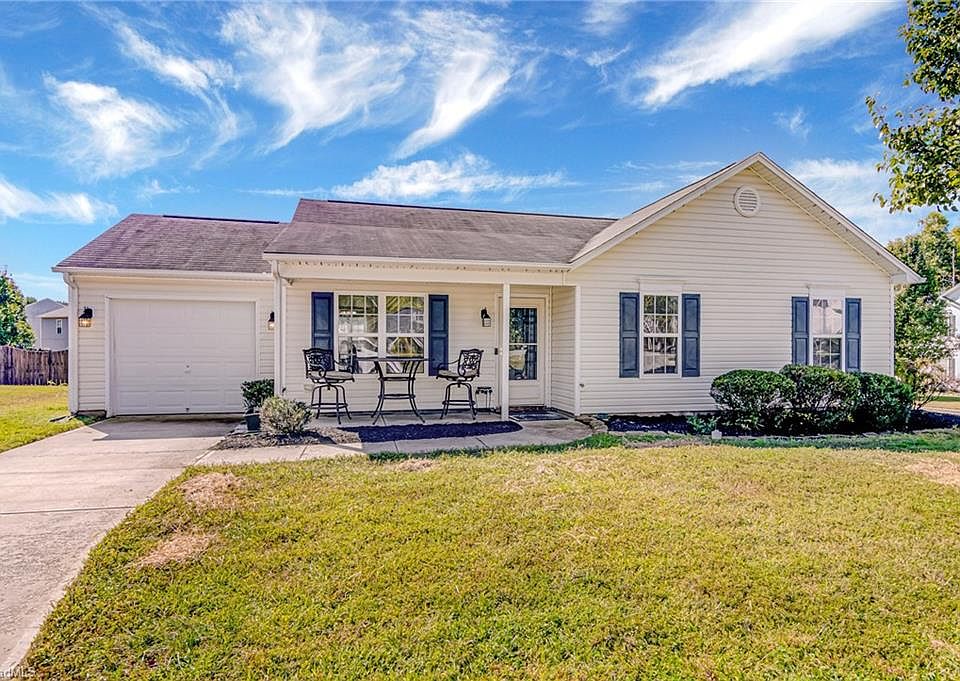 1st image of 2 Chapel Bend Ct