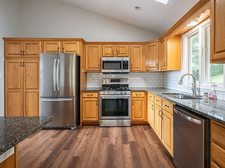 15 Tiffany Ln — Photo 10