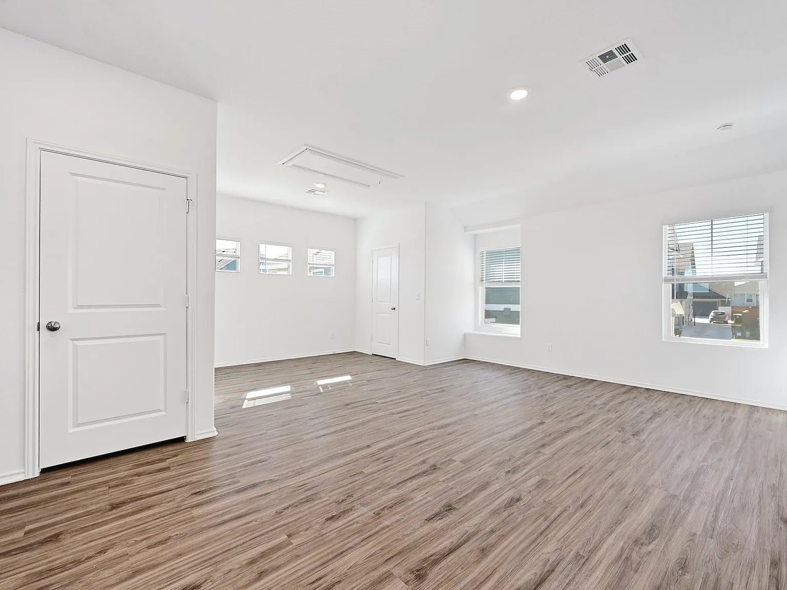 Studio, 1.0 bath, 575 sqft, $1,250 — Photo 3