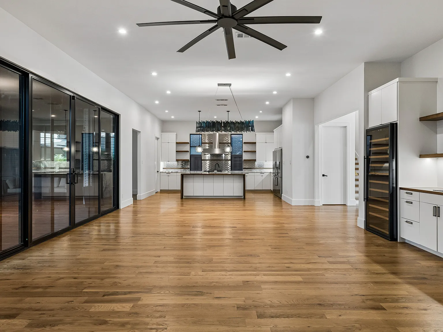 4 bed, 4404 sqft, $7,900 — Photo 4