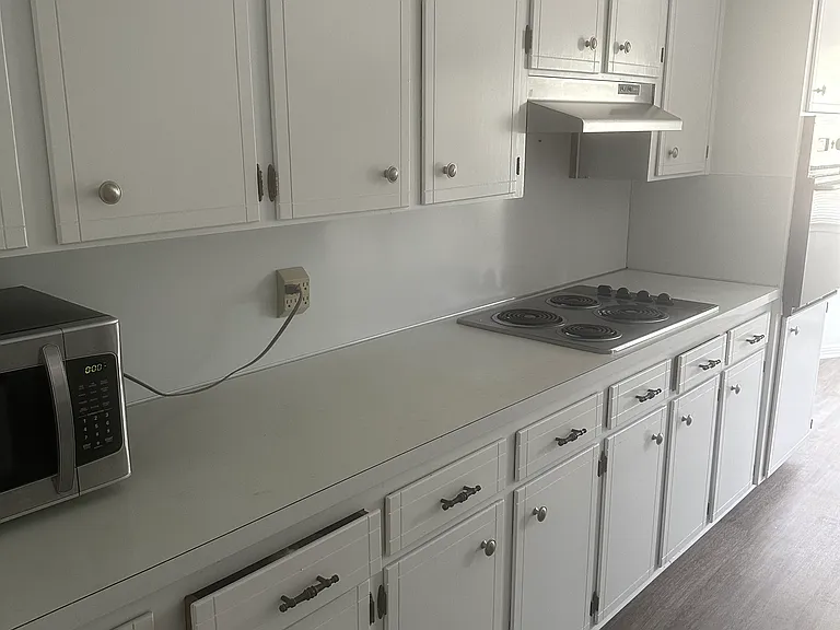 1185 Greenbrier Blvd — Photo 4