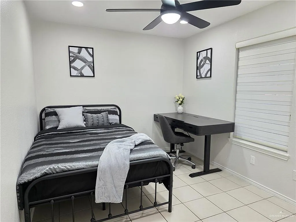 2 bed, 2.0 bath, 9060 sqft, $1,300 — Photo 4