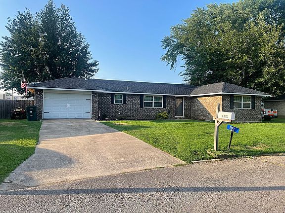 2nd image of 1121 Magnolia Ln