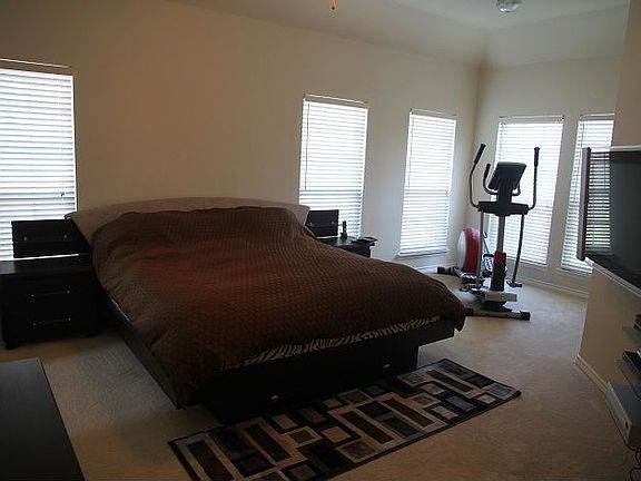 3rd image of 1004 Sahallee Dr