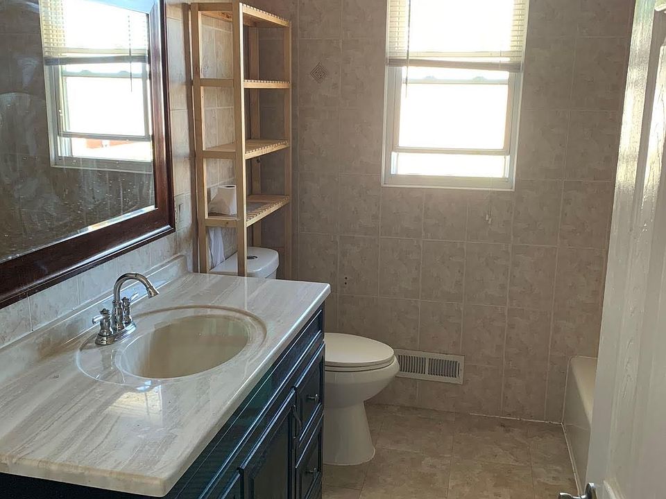 1st image of 467 Tysens Ln Unit 2