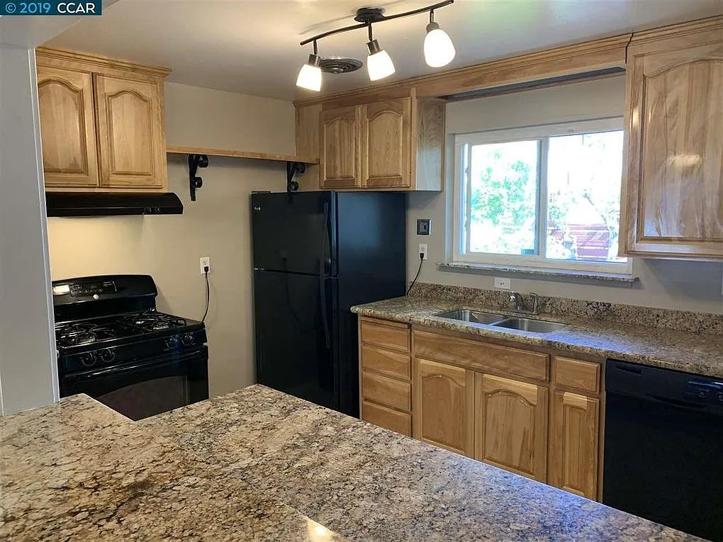 2739 Lincoln Ln — Photo 3