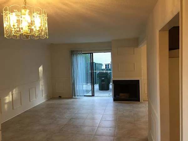 3 bed, 2.5 bath, 1319 sqft, $1,700 — Photo 4