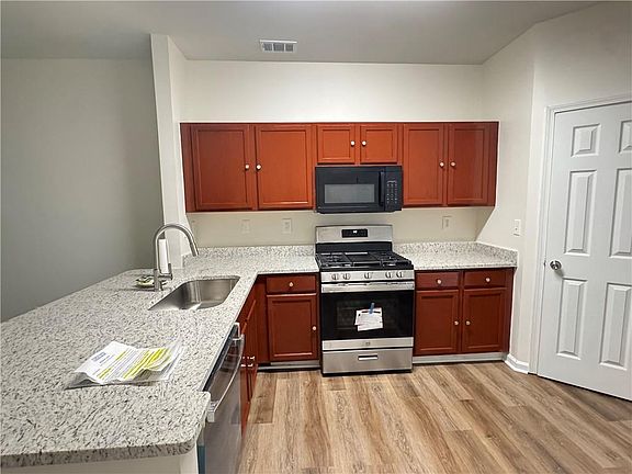 4th image of 1599 Cove Creek Cir