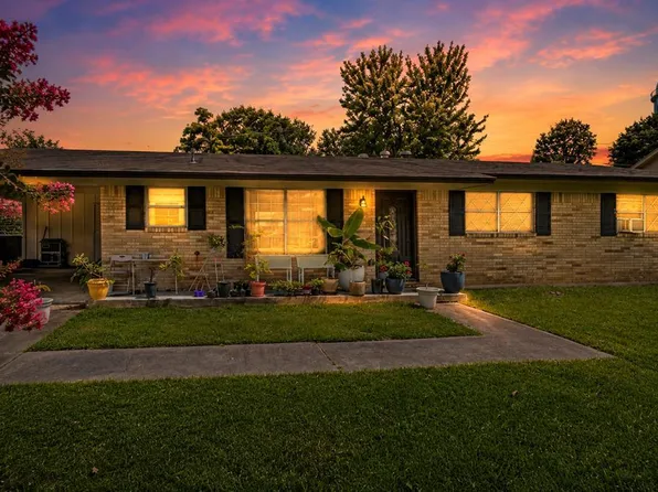 401 W Greenfield Dr, Wake Village, TX 75501