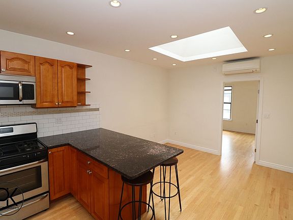 2nd image of 93 Nassau Ave #3R