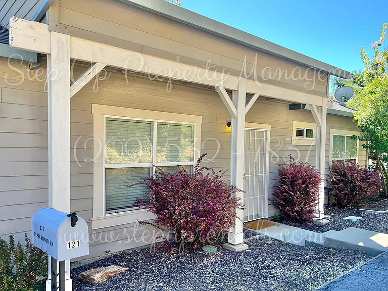 121 Pepperwood Ln — Photo 3