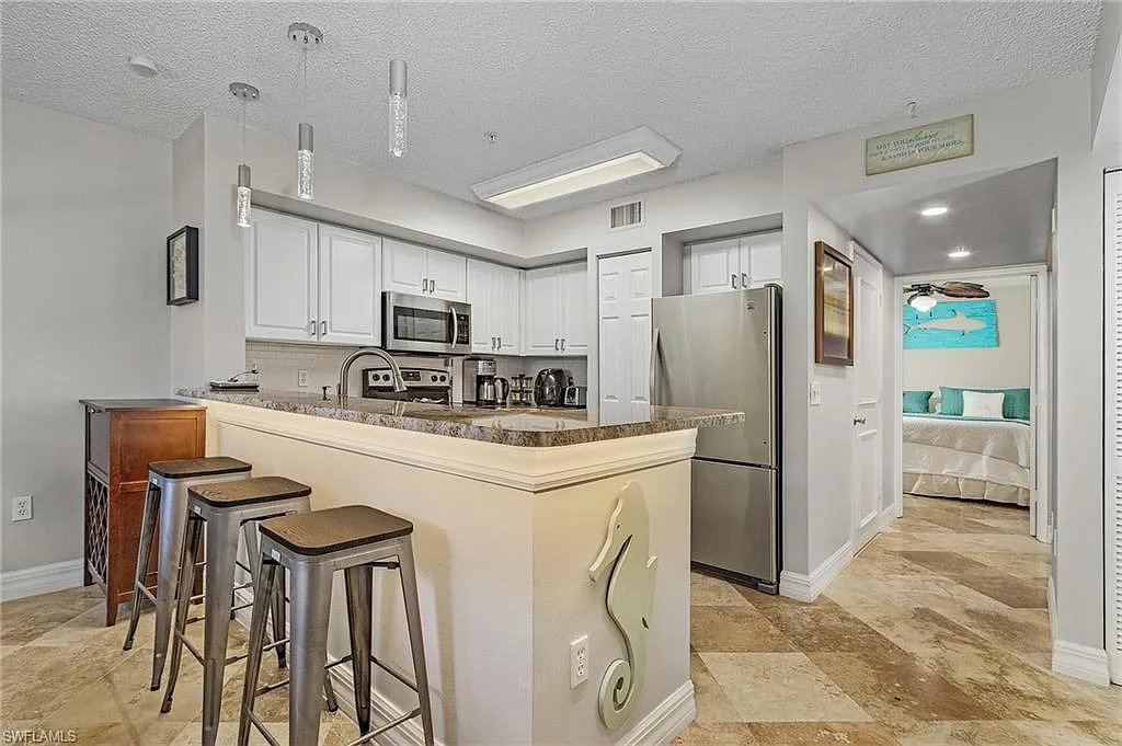 2 bed, 1.0 bath, 909 sqft, $1,900 — Photo 4