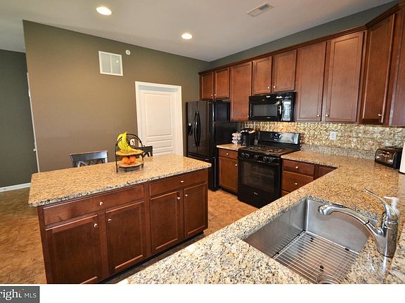 5th image of 470 Hallman Ct