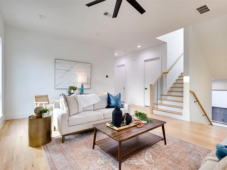 2336 N Carroll Ave — Photo 14