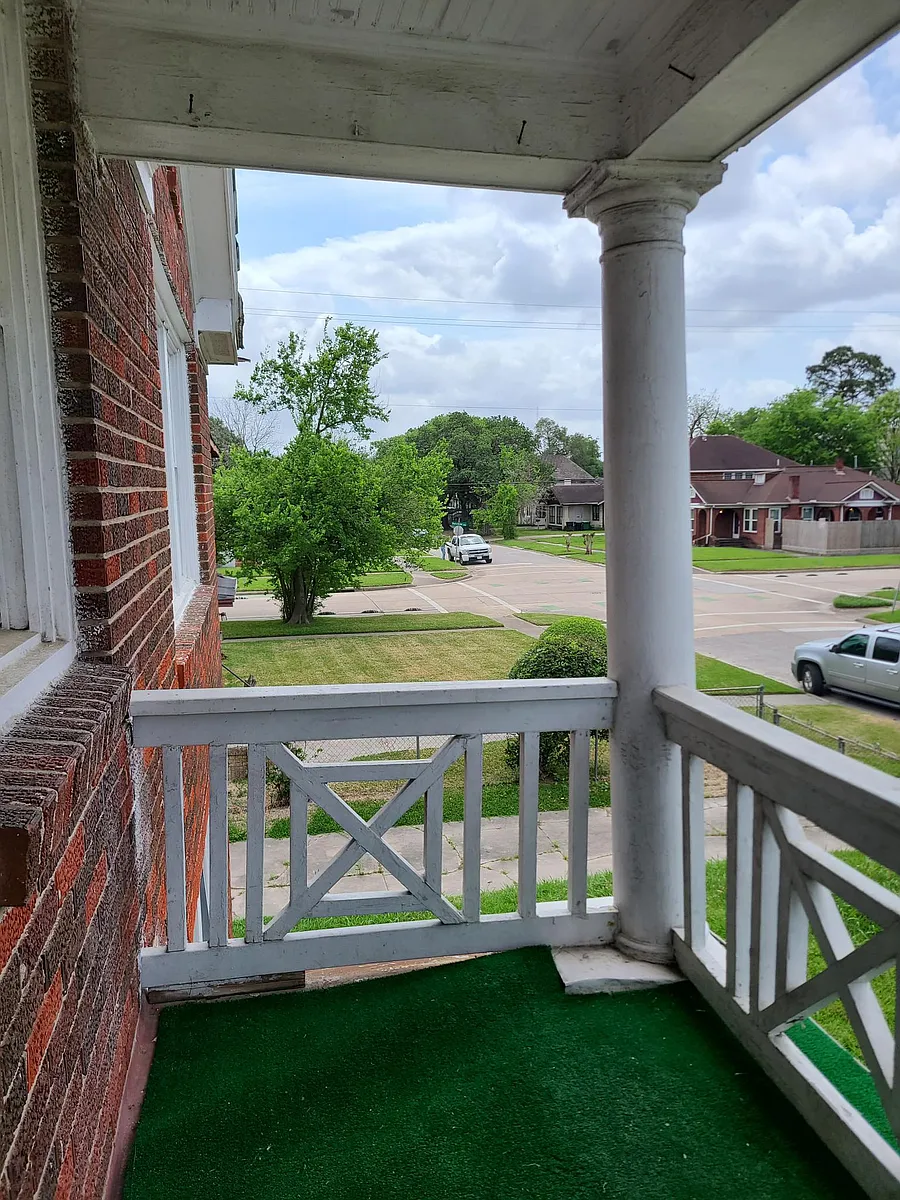 Private porch - 2113 Isabella St