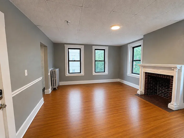 10-12 Vernon St #301 — Photo 3