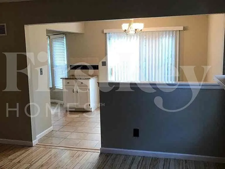 2700 NW 4th St — Photo 4
