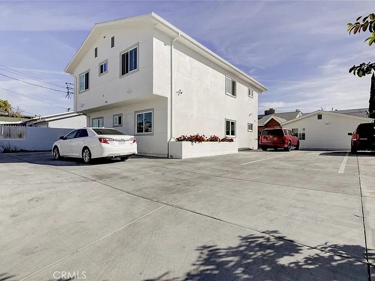 7408 Radford Ave — Photo 22