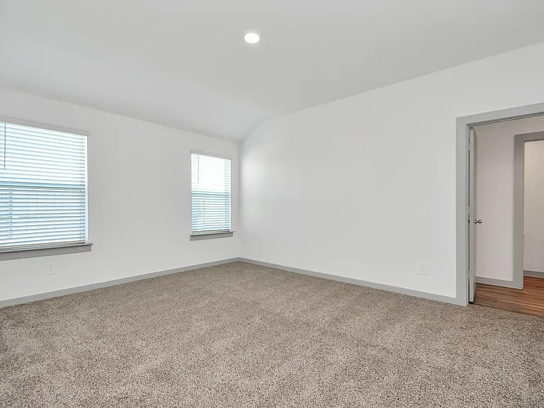 1114 Hughes Crossing Dr — Photo 15