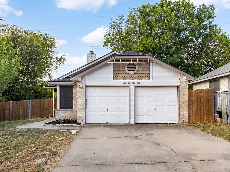 1803 Heatherglen Ln — Photo 2