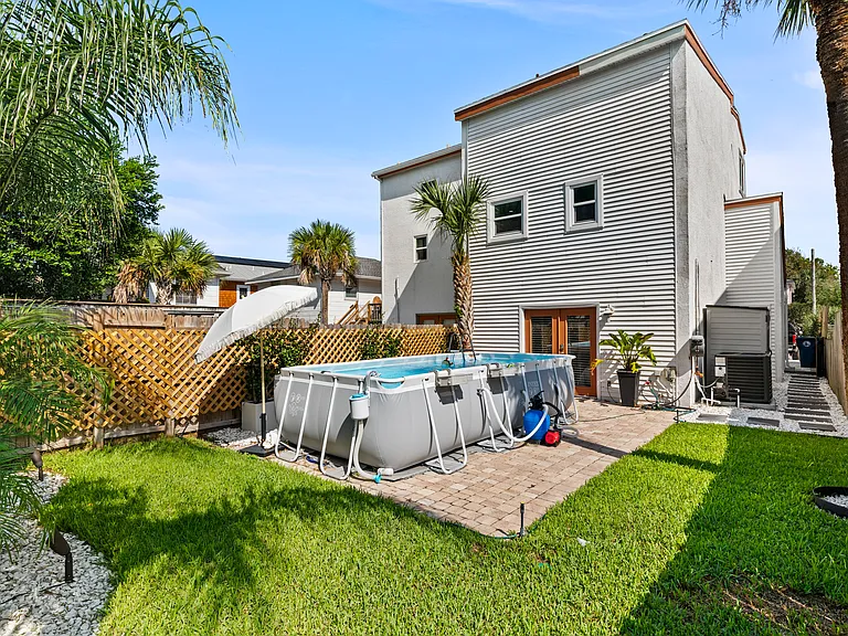 Private pool/fenced yard