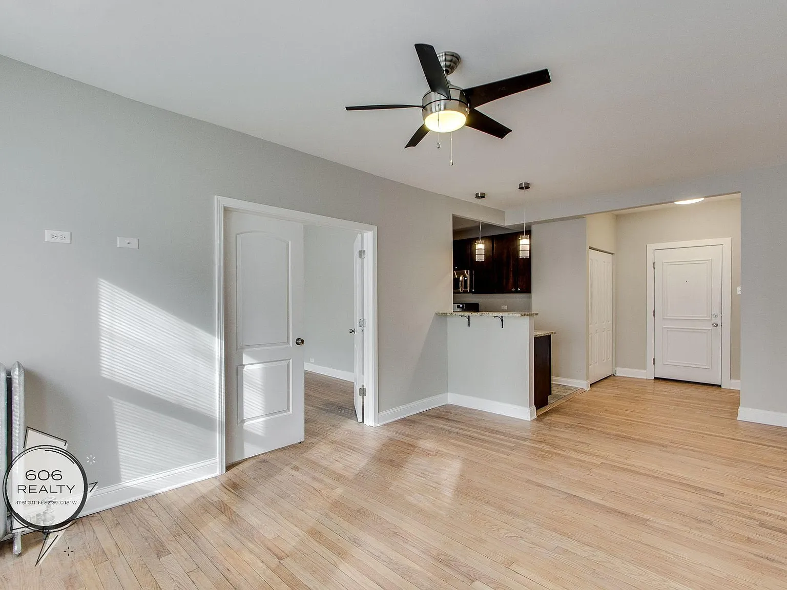 Beautiful Rehabbed Hyde Park Apartments! — Photo 4