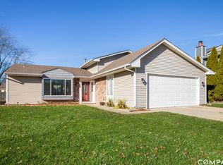 870 W Pine Ave, Roselle, IL 60172