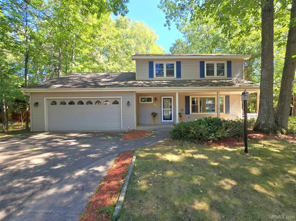 64 Elder Dr, Marquette, MI 49855
