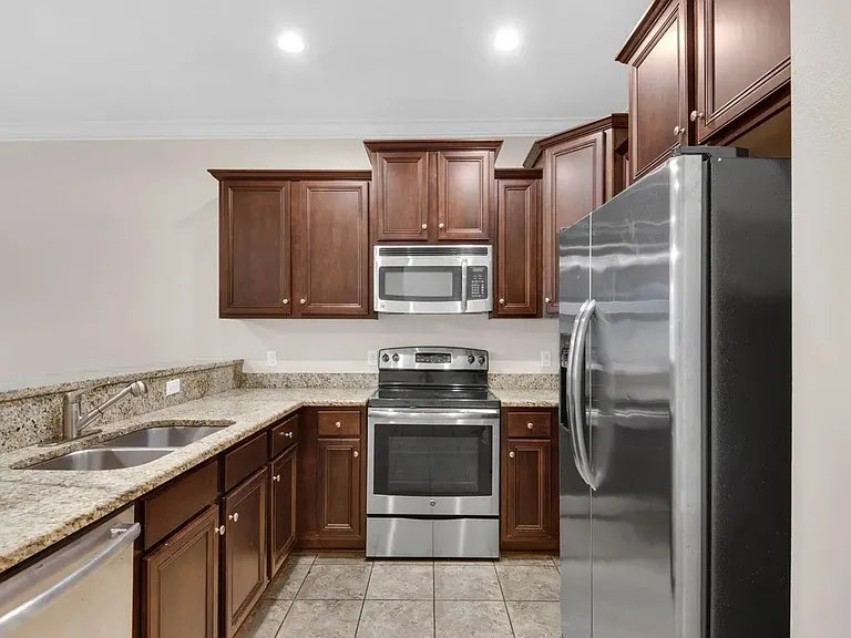 17 W Shady Oaks Ln #C — Photo 9