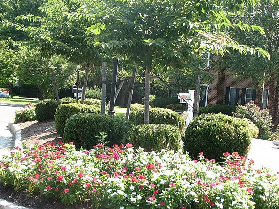 3rd image of 152 Marguerite Dr