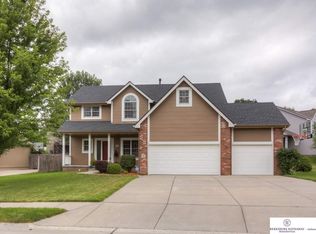 110 Longwood Dr, Papillion, NE 68133